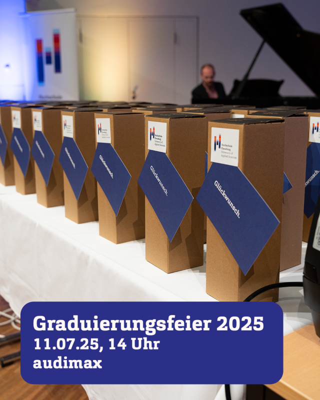 Auf einem Tisch stehen viele Kartons sauber aufgereiht, an denen jeweils eine dunkelblaue Postkarte mit der Aufschrift "Glückwunsch." klebt. Dazu Text: Graduierungsfeier 2025 - 11.07.25, 14 Uhr - audimax