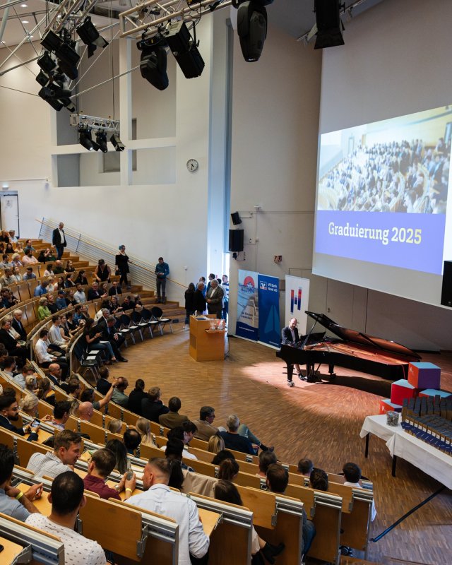 Bild vom voll besetzten Audimax Flensburg zur Graduierungsfeier der Hochschule Flensburg 2025.