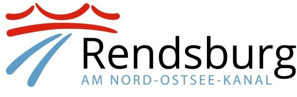 Logo der Fiehn-Stiftung: Rechts ist groß und deutlich "Rendsburg" zu lesen, darunter kleiner "am Nord-Ostsee-Kanal", links eine stilisiert Brücke in rot über einem angedeuteten Kanal aus zwei blauen Linien.