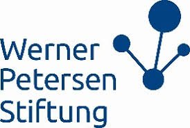 Logo der Professor  Dr. Werner Petersen-Stiftung: Der Name der stiftung neben vier unterschiedlich großen Kreisen, der unterste ist je durch Linien mit den anderen verbunden.