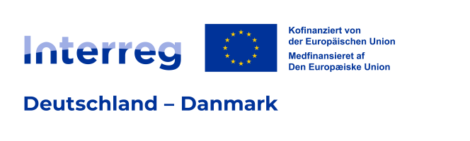 Blauer Schriftzug "Interreg Deutschland - Danmark", daneben die Flagge der EU und Schriftblock: "Kofinanziert von der Europäischen Union - Medfinansieret af Den Europaeiske Union"