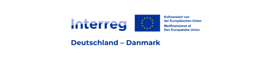 Logo: Blauer Text "Interreg Deutschland - Danmark. Kofinanziert von der Europäischen Union - Medfinansieret af Den Europæiske Union", daneben die EU-Flagge.