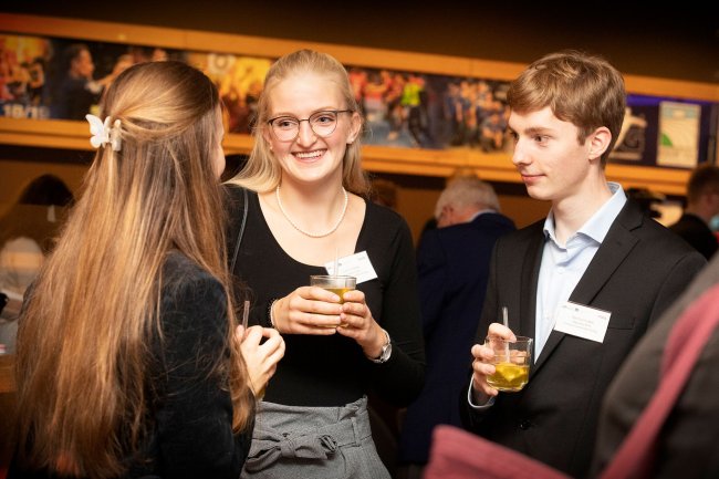 Drei junge Menschen im Gespräch.