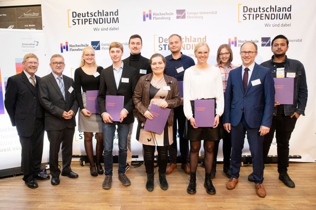 Gruppenbild von Stipendiat*innen mit Urkunden.