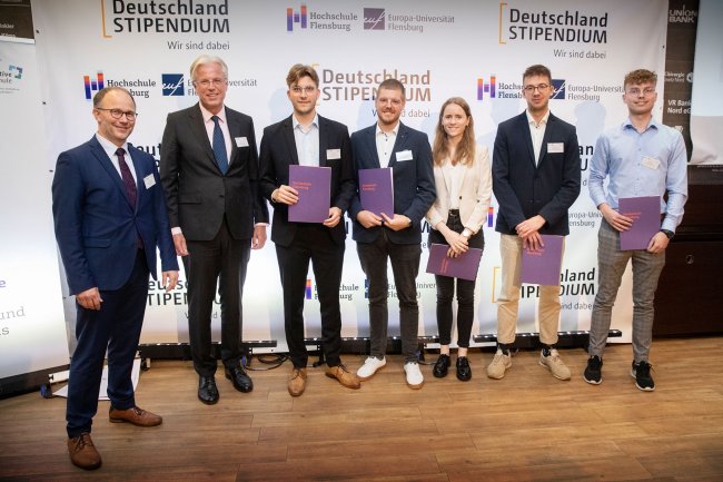 Gruppenbild von Stipendiat*innen mit Urkunden.