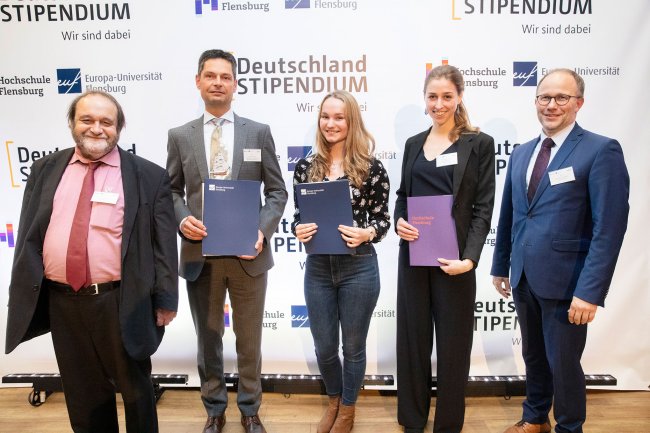 Gruppenbild von Stipendiat*innen mit Urkunden.