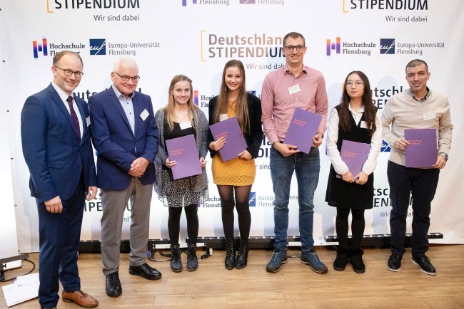 Gruppenbild von Stipendiat*innen mit Urkunden.