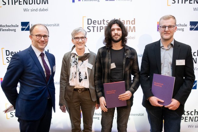 Gruppenbild von Stipendiat*innen mit Urkunden.