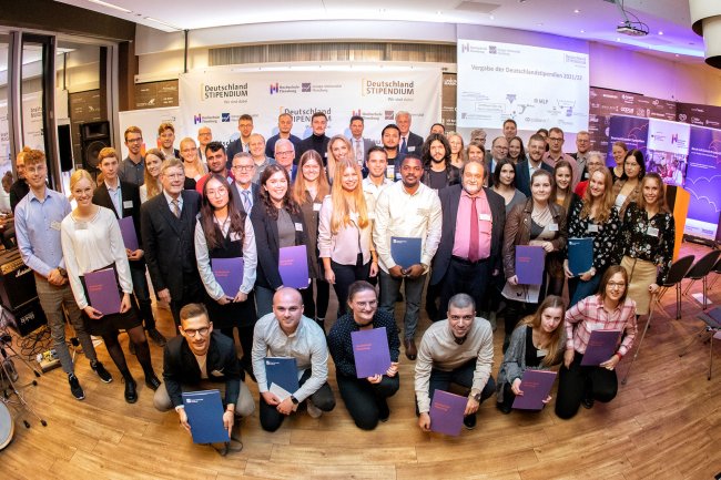 Gruppenbild von Stipendiat*innen mit Urkunden.