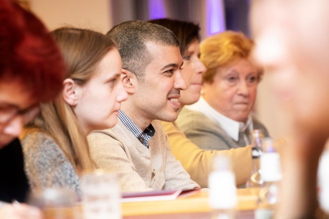 Menschen an einem Tisch.