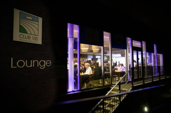 Nächtlicher Blick von außen auf ein erleuchteten Raum.