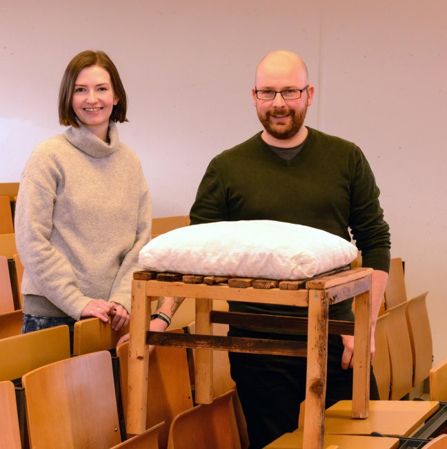 -             Stuhl HJEMDRØM – Hocker als Prototyp-Teil einer Gartenlounge, Kristina D’Alessio &amp; Michael Wetzel, Modul Grundlagen nachhaltiger Gestaltung (Bachelor Medieninformatik): https://hs-flensburg.de/studium/bachelor/mi/abgeschlossene-arbeiten/hjemdrom