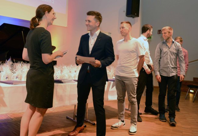 Geschafft: Die Absolvent*innen der Hochschule Flensburg feiern ihren Abschluss.