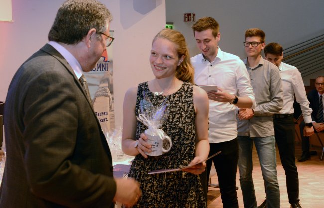 Geschafft: Die Absolvent*innen der Hochschule Flensburg feiern ihren Abschluss.