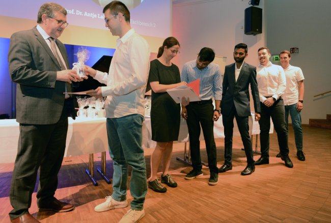 Geschafft: Die Absolvent*innen der Hochschule Flensburg feiern ihren Abschluss.