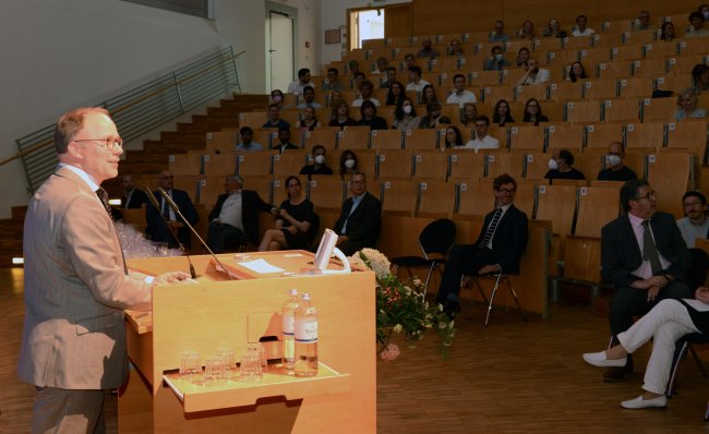 Geschafft: Die Absolvent*innen der Hochschule Flensburg feiern ihren Abschluss.