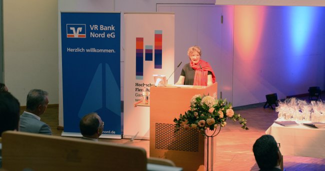 Geschafft: Die Absolvent*innen der Hochschule Flensburg feiern ihren Abschluss.