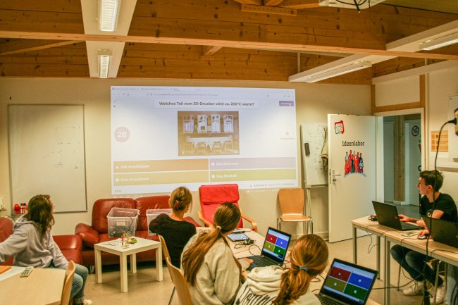 Die Hochschule Flensburg machte mit bei der „MINT-Woche Schleswig-Holstein“: Schüler*innen erhielten spannende Einblicke in die Labore.