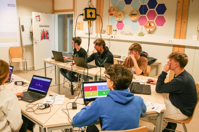 Die Hochschule Flensburg machte mit bei der „MINT-Woche Schleswig-Holstein“: Schüler*innen erhielten spannende Einblicke in die Labore.