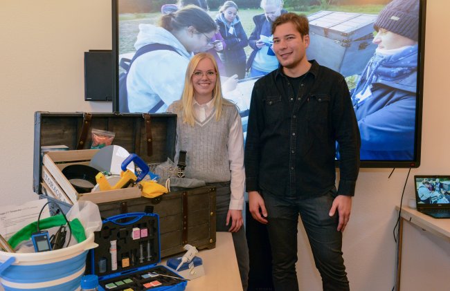 Strand, Schule, Hochschullabor: Neue Experimentierkiste nimmt Ostsee unter die Lupe