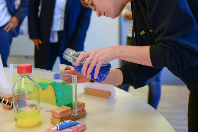 Strand, Schule, Hochschullabor: Neue Experimentierkiste nimmt Ostsee unter die Lupe