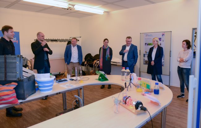 Strand, Schule, Hochschullabor: Neue Experimentierkiste nimmt Ostsee unter die Lupe