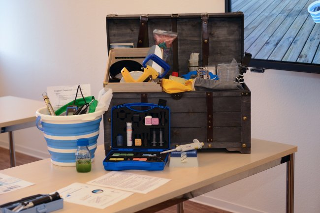 Strand, Schule, Hochschullabor: Neue Experimentierkiste nimmt Ostsee unter die Lupe