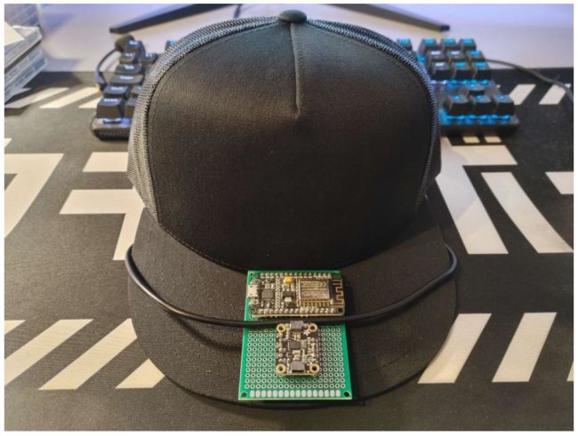 Nahaufnahme einer schwarzen Schirmmütze. Auf dem Schirm ist eine Platine montiert.