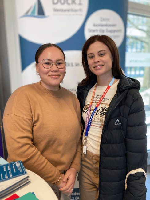 Najmia, 22, und Anischa