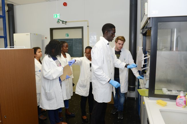 In Seminaren, Exkursionen und praktischen Laborarbeiten lernten zwölf Studierende aus Uganda, Nepal und Indien, wie die Biogastechnologie zur nachhaltigen Abfallverwertung, Energiegewinnung und Produktion von organischem Dünger eingesetzt werden kann.