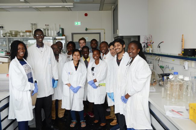 In Seminaren, Exkursionen und praktischen Laborarbeiten lernten zwölf Studierende aus Uganda, Nepal und Indien, wie die Biogastechnologie zur nachhaltigen Abfallverwertung, Energiegewinnung und Produktion von organischem Dünger eingesetzt werden kann.