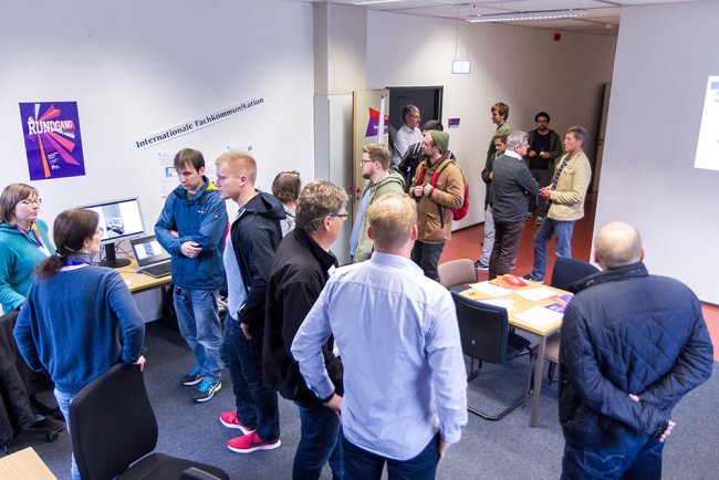 Treffpunkt für die gesamte Hochschule – und interessierte Bürger*innen: Der Rundgang des Fachbereichs Information und Kommunikation ist fester Bestandteil des Hochschul-Terminkalender.