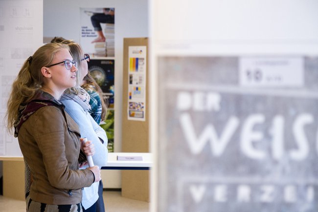 Treffpunkt für die gesamte Hochschule – und interessierte Bürger*innen: Der Rundgang des Fachbereichs Information und Kommunikation ist fester Bestandteil des Hochschul-Terminkalender.