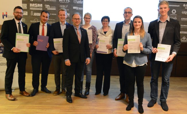Dr. Heike Bille und Dr. Christoph Jansen übergaben die Urkunden für das Deutschlandstipendium an die Studierenden und die Förderer.