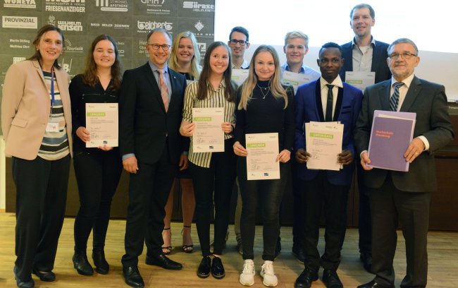 Dr. Heike Bille und Dr. Christoph Jansen übergaben die Urkunden für das Deutschlandstipendium an die Studierenden und die Förderer.
