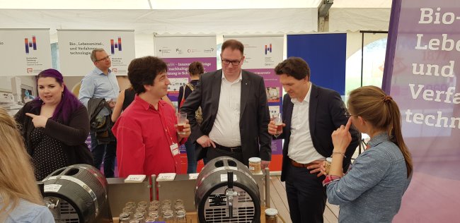 Staatssekretär Grundei testet Hochschulbier