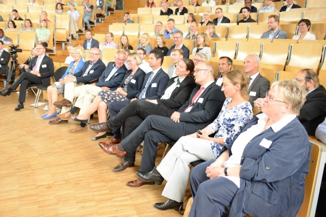 Das Präsidium und Gäste verfolgen den Festakt aus der ersten Reihe