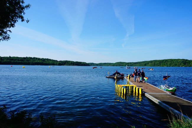 Rennstrecke am Morgen mit der Tigerente am Steg