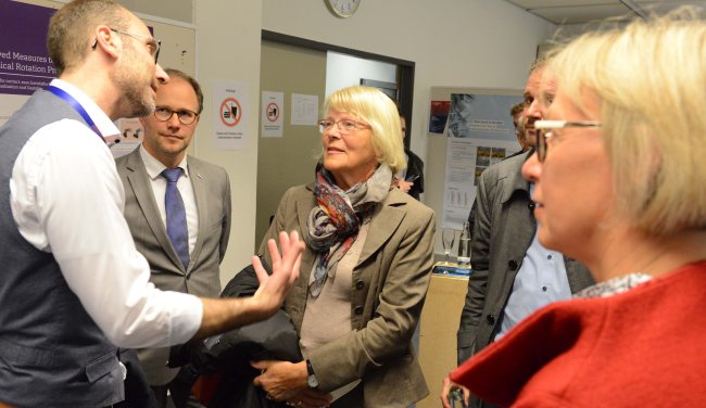 Prof. Dr. Sven Bertel erklärt der Hochschulratsvorsitzenden Cathy Kietzer, Hochschulpräsident Dr. Christoph Jansen und Petra Nicolaisen, MdB, sein Arbeit im Bereich Usability.