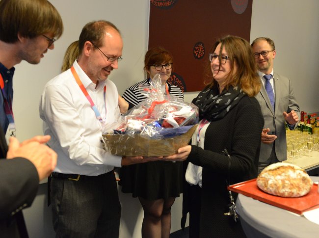 Runfgang-Organsiator Uwe Zimmermann erhält einen Präsentkorb.