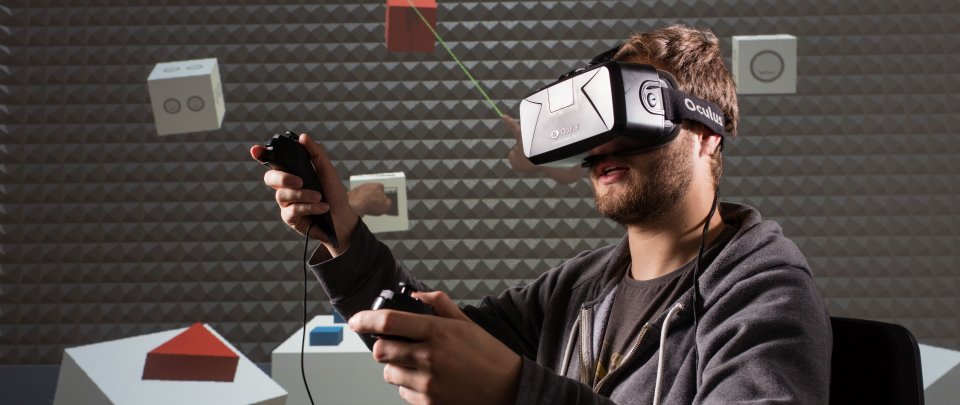Junger Mann mit VR-Brille und je einem Controller in jeder Hand. Hinter ihm ist die virtuelle Umgebung erkennbar, in der er sich befindet.