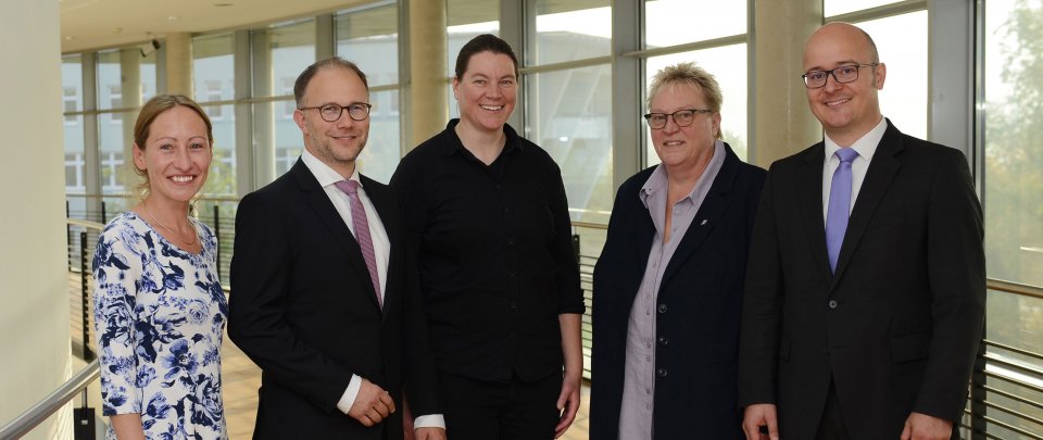 Die MItglieder des Präsidiums stehen im audimax. Hinter ihnen eine Febsterfront mit Blick auf den Campus. Von links nach rechts zu sehen: Claudia Jasmand, Vizepräsidentin Forschung und Digitales, Christoph Jansen, Präsident, Anja Vest, Vizepräsidentin Studium und Lehre, Sabine Christiansen, Kanzlerin, Bosco Lehr, Vizepräsident Internationales.