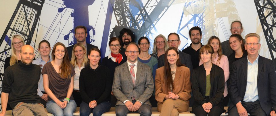 Das Team des Projekts "innovative Hochschule" posiert als Gruppe. Insgesamt sind drei Reihen Menschen zu sehen. Die erste Reihe sitzt, die anderen stehen dahinter.