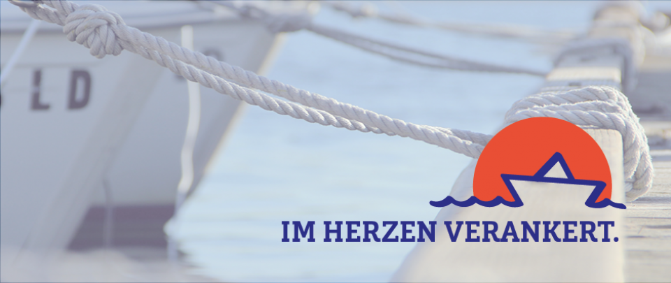 im Hintergrund halb transparent ein Bildausschnitt mit maritimen Motiv, rechts unten in der Ecke das Logo des Alumnvereins: Ein gezeichnetes Segelboot vor einem Sonnenuntergang.