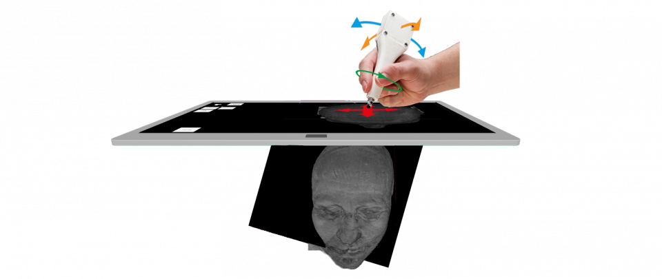 Benutzer hält einen Stift, der einen horizontal dargestellten Touchscreen berührt. Unter dem Touchscreen sieht man einen dreidimensionalen Kopf mit einer Schnittebene.