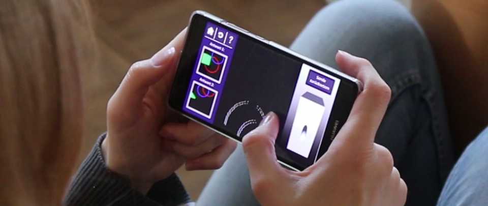 Zwei Hände halten ein Smartphone, auf dem das SonoGame gespielt wird.