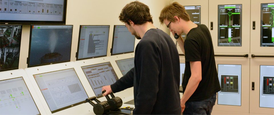 Studenten im Schiffsmaschineraumsimulator