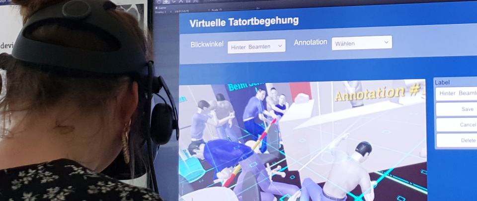 Im Vordergrund Frau mit Virtual-Reality-Brille (von hinten zu sehen). Im Hintergrund Bildschirm auf dem eine virtuelle 3D-Szene dargestellt ist (Menschen um Raum, Überschrift: Virtuelle Tatortbegehung)