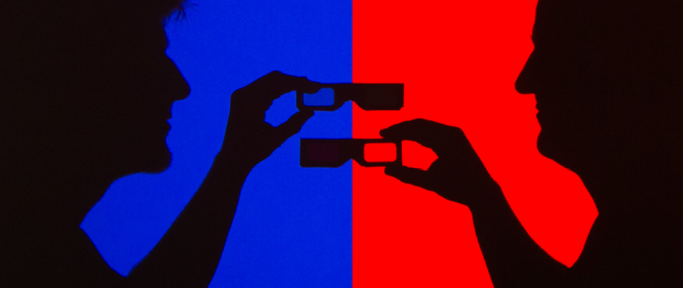 Silhouetten zweier Personen, die brillenartige Gegenstände in der Hand halten. Eine Person vor blauem Hintergrund, eine Person vor rotem Hintergrund.