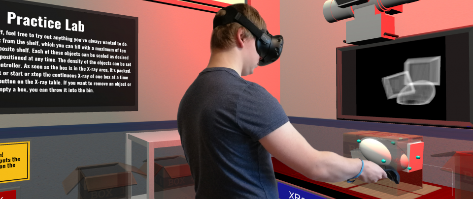 Anwender mit Virtual Reality-Brille und Virtual Reality-Controller. Im Hintergrund Screenshot einer Virtual-Reality-Anwendung.